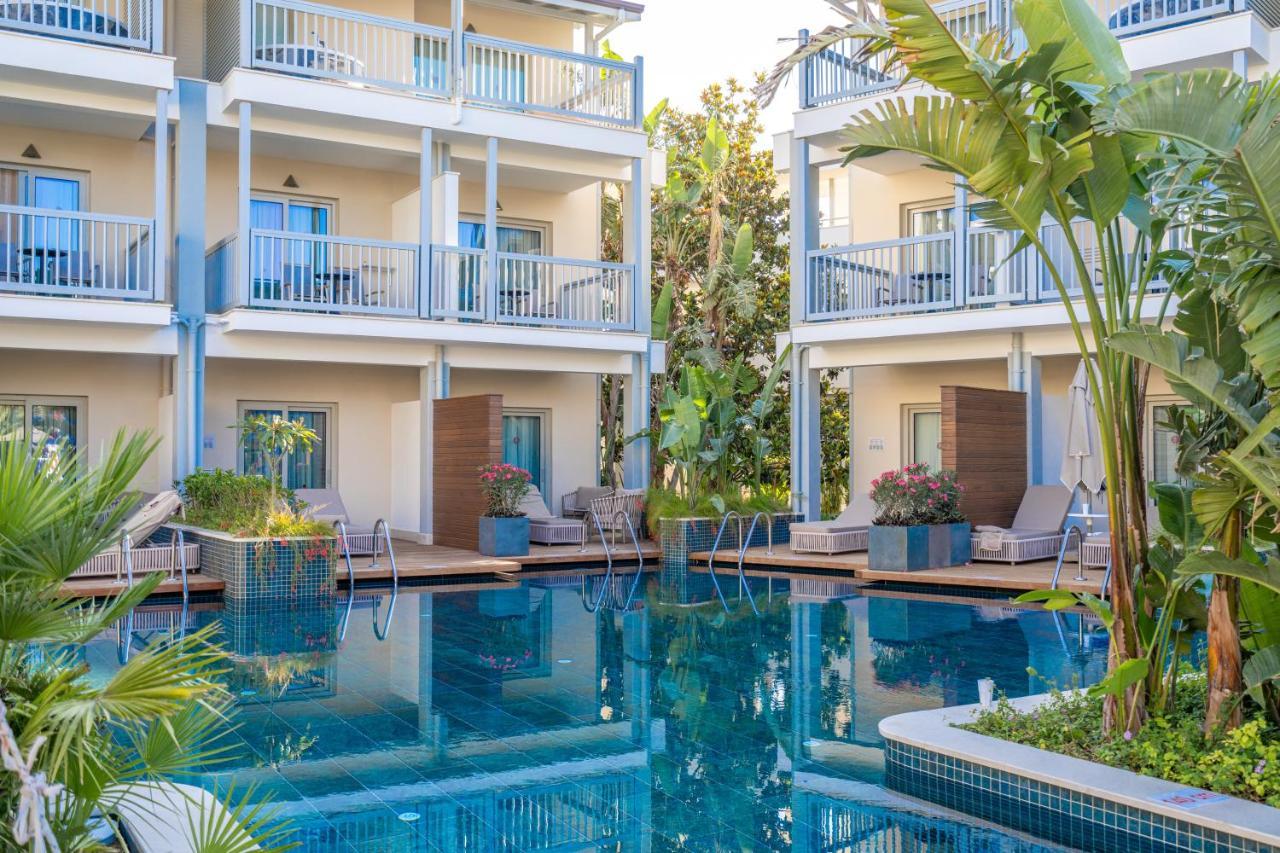 Lara Barut Collection Hotel Antalya Luaran gambar The swimming pool at the hotel